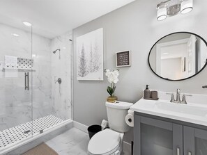 Bathtub, hair dryer, towels, shampoo - Ridgefield Estate, 5BED, Backyard, Games (Plano)