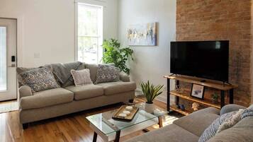 Een televisie en een kantoor