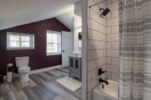 Dusche, Haartrockner, Handtücher, Shampoo