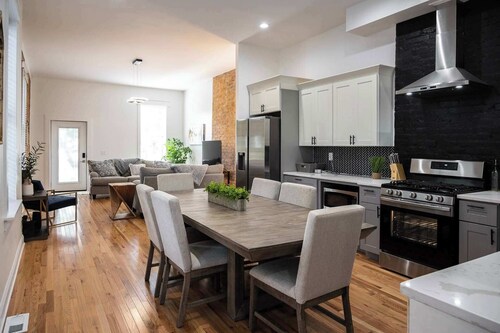3 Bedroom Condo - Close to Stadiums & Downtown