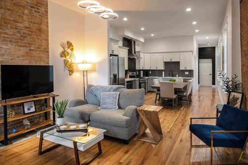 Two Condos for 14 Guests, 5 Bedrooms, Free Parking