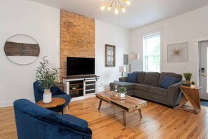 TV, offices - Two Condos for 14 Guests, 5 Bedrooms, Free Parking (Covington)