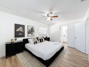 4 habitaciones, tabla de planchar con plancha, wifi y ropa de cama 