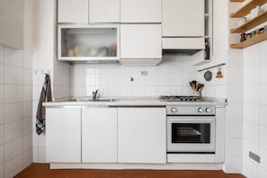 Frigorifero, microonde, forno, pentole/stoviglie/utensili