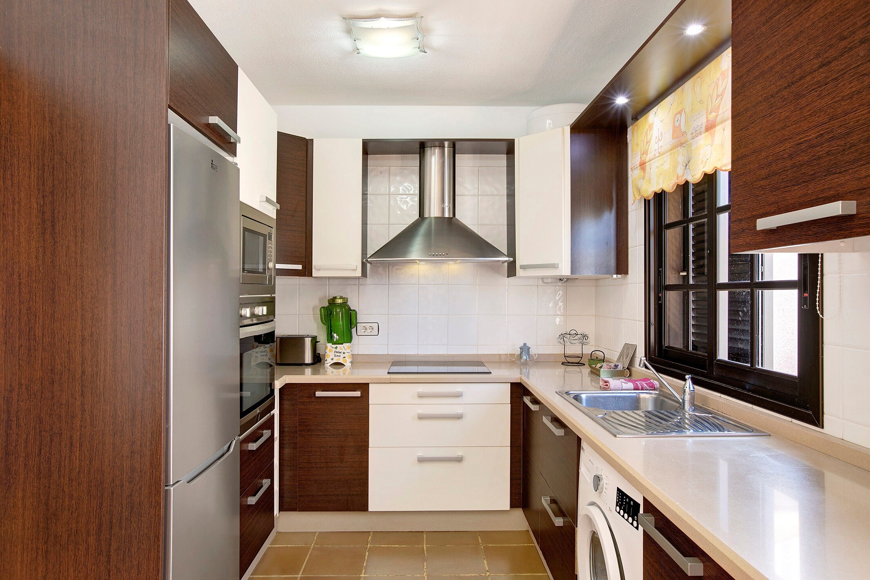 Refrigerador, microondas, horno, cafetera/tetera