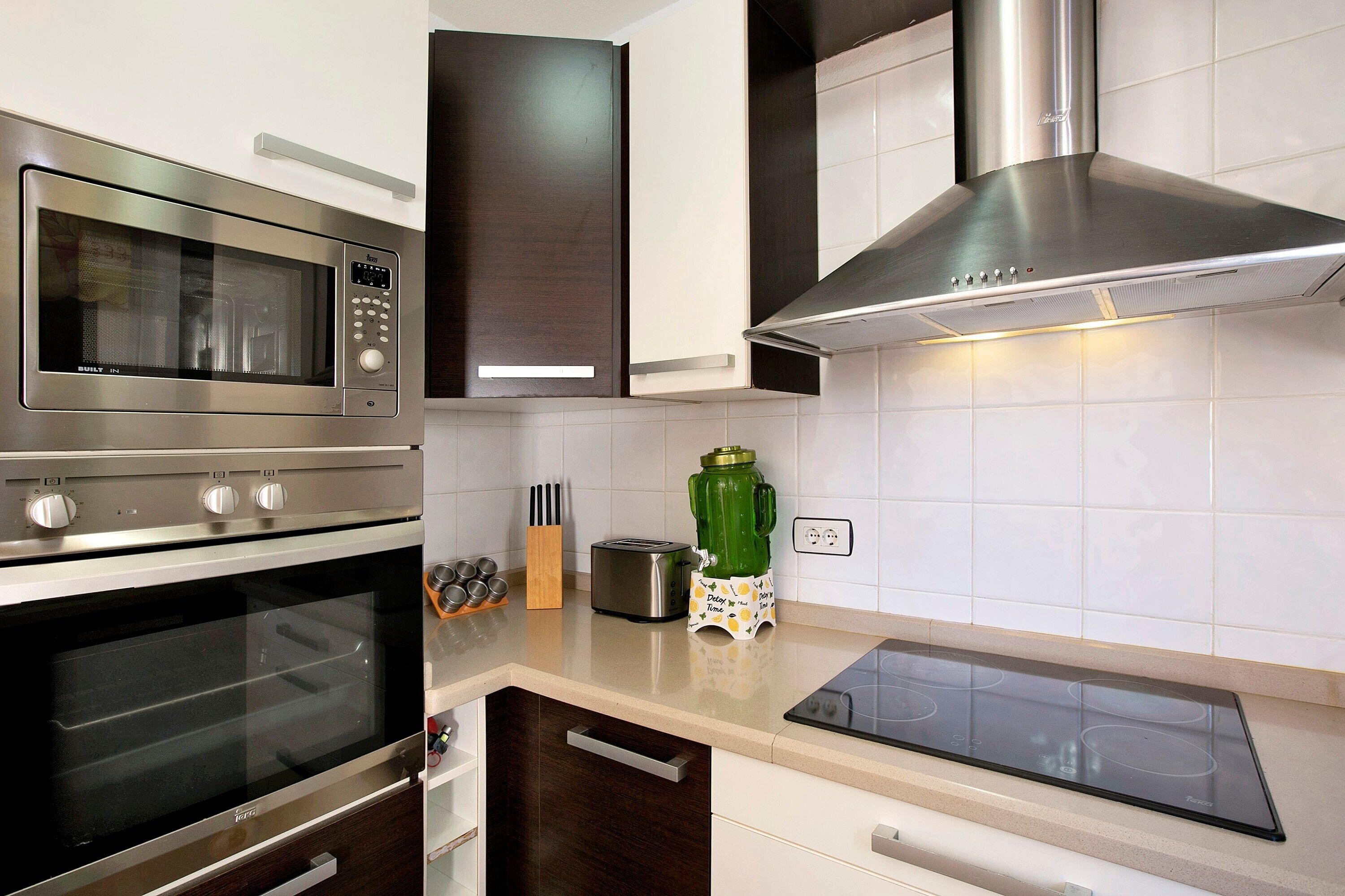 Frigorifero, microonde, forno, macchina per tè/caffè