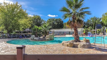 Een binnenzwembad en een verwarmd zwembad