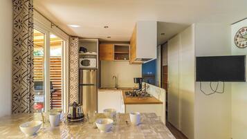 Een koelkast, een microgolfoven, een kookplaat, een vaatwasser