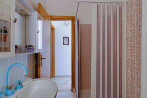 Douche, sèche-cheveux, serviettes fournies
