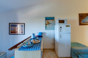 1 dormitorio, tabla de planchar con plancha, ropa de cama