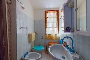 Ducha, secador de pelo y toallas