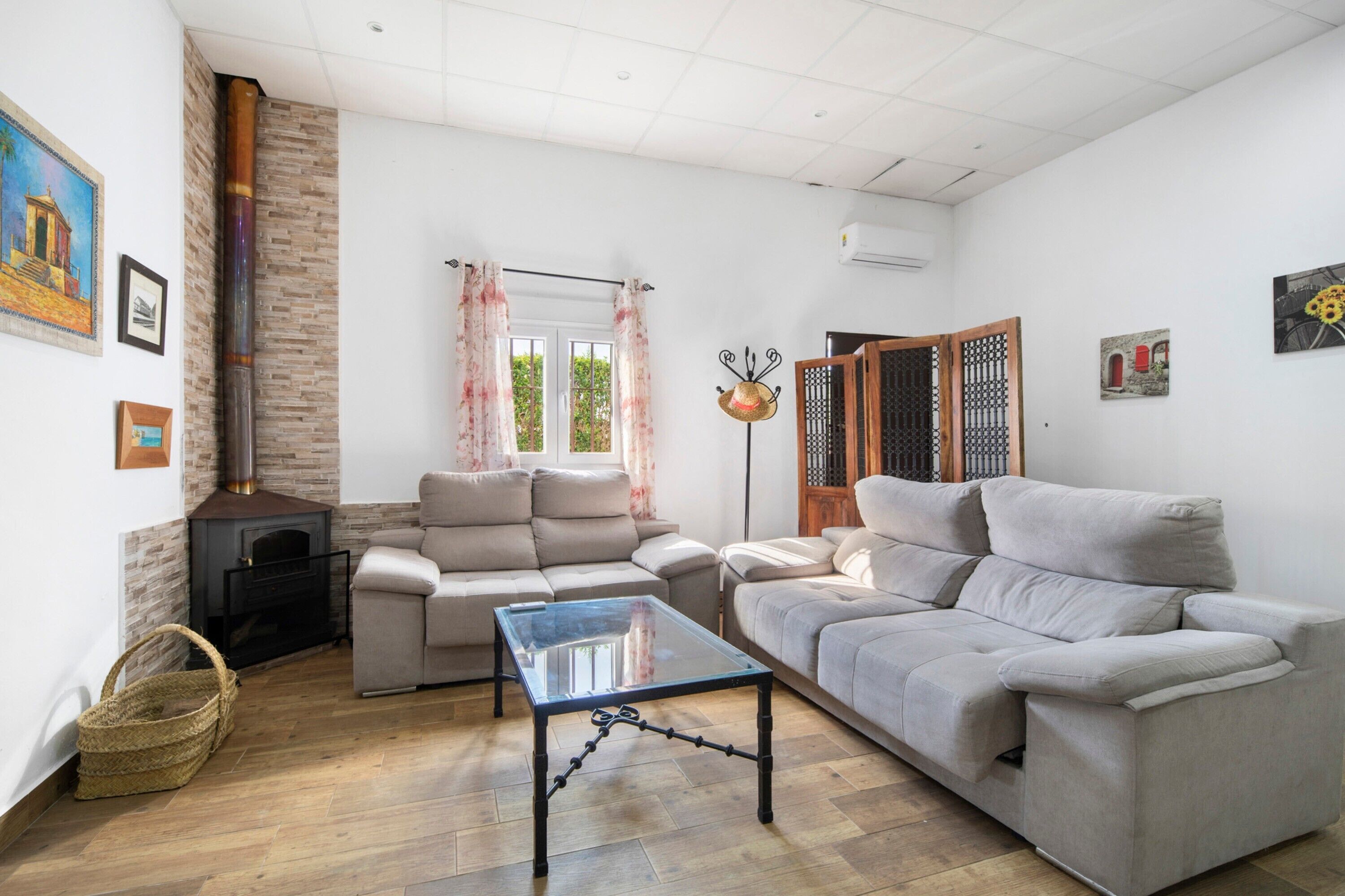 Televisión y chimenea 