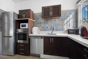 Frigorífico, microondas, horno y placa de cocina