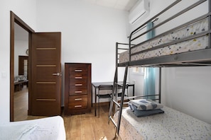 4 slaapkamers, een strijkplank/strijkijzer, gratis wifi, beddengoed