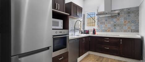 Kühlschrank, Mikrowelle, Ofen, Herdplatte