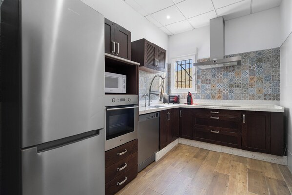 Fridge, microwave, oven, stovetop