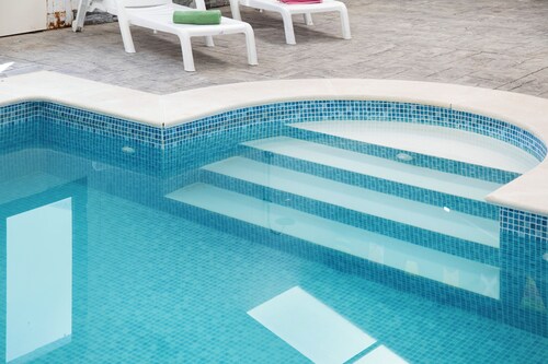 Villa 'Pastrana' avec piscine et Wi-Fi pour animaux de compagnie