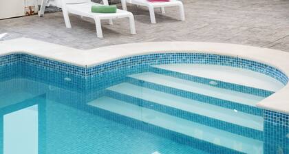 Villa 'Pastrana' avec piscine et Wi-Fi pour animaux de compagnie