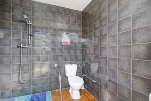 Een douche, handdoeken