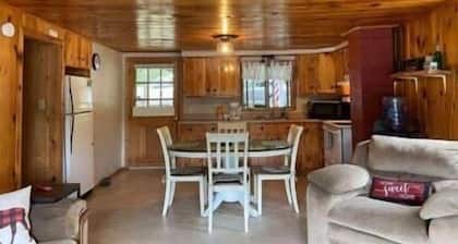 Quiet lakeside getaway in Central Maine - 5 minutes from town!