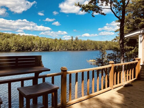 Quiet lakeside getaway in Central Maine - 5 minutes from town!