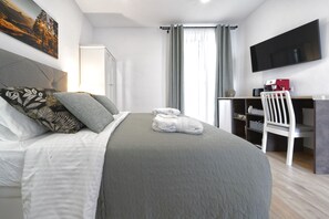 Deluxe Double Room | Premium bedding, free minibar, individually decorated - CASA VERDE Comfortable Air-Conditioned (Ingenio)