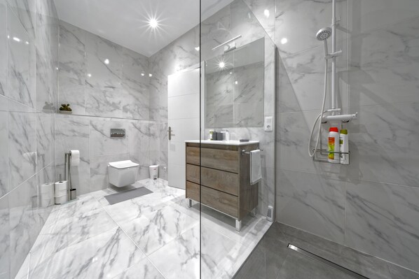 Economy Double Room | Bathroom | Shower, rainfall showerhead, hair dryer, bathrobes - CASA VERDE Comfortable Air-Conditioned (Ingenio)