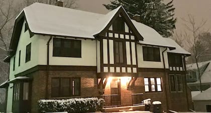 Walk to Big House, campus-bars-restaurants. Fully renovated & HUGE. Sleeps 20.