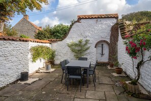 Outdoor dining - Three double bedroom fisherman’s cottage-breathtaking views across RSPB marshes. (Holt)