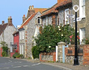 Exterior - Three double bedroom fisherman’s cottage-breathtaking views across RSPB marshes. (Holt)