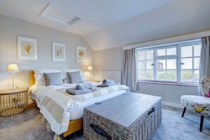 3 bedrooms, iron/ironing board, travel cot, free WiFi - Three double bedroom fisherman’s cottage-breathtaking views across RSPB marshes. (Holt)