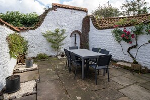 Outdoor dining - Three double bedroom fisherman’s cottage-breathtaking views across RSPB marshes. (Holt)