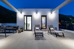 Outdoor dining - Villa Neda - modern and comfortable accommodation with a Heated pool with massage, Whirlpool, Infrared Sauna, view of Cetina, and natural environment of the Omiš hinterland (Blato Na Cetini)