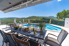 Outdoor dining - Villa Neda - modern and comfortable accommodation with a Heated pool with massage, Whirlpool, Infrared Sauna, view of Cetina, and natural environment of the Omiš hinterland (Blato Na Cetini)