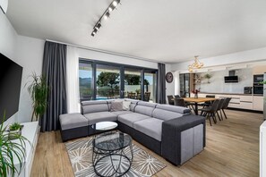 Fernseher, Kamin, Tischfußball