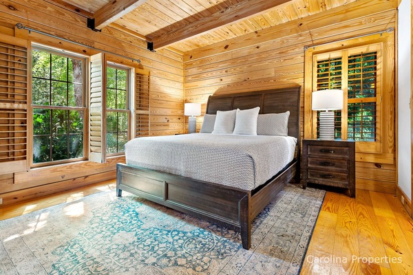 4 bedrooms, iron/ironing board, Internet, bed sheets