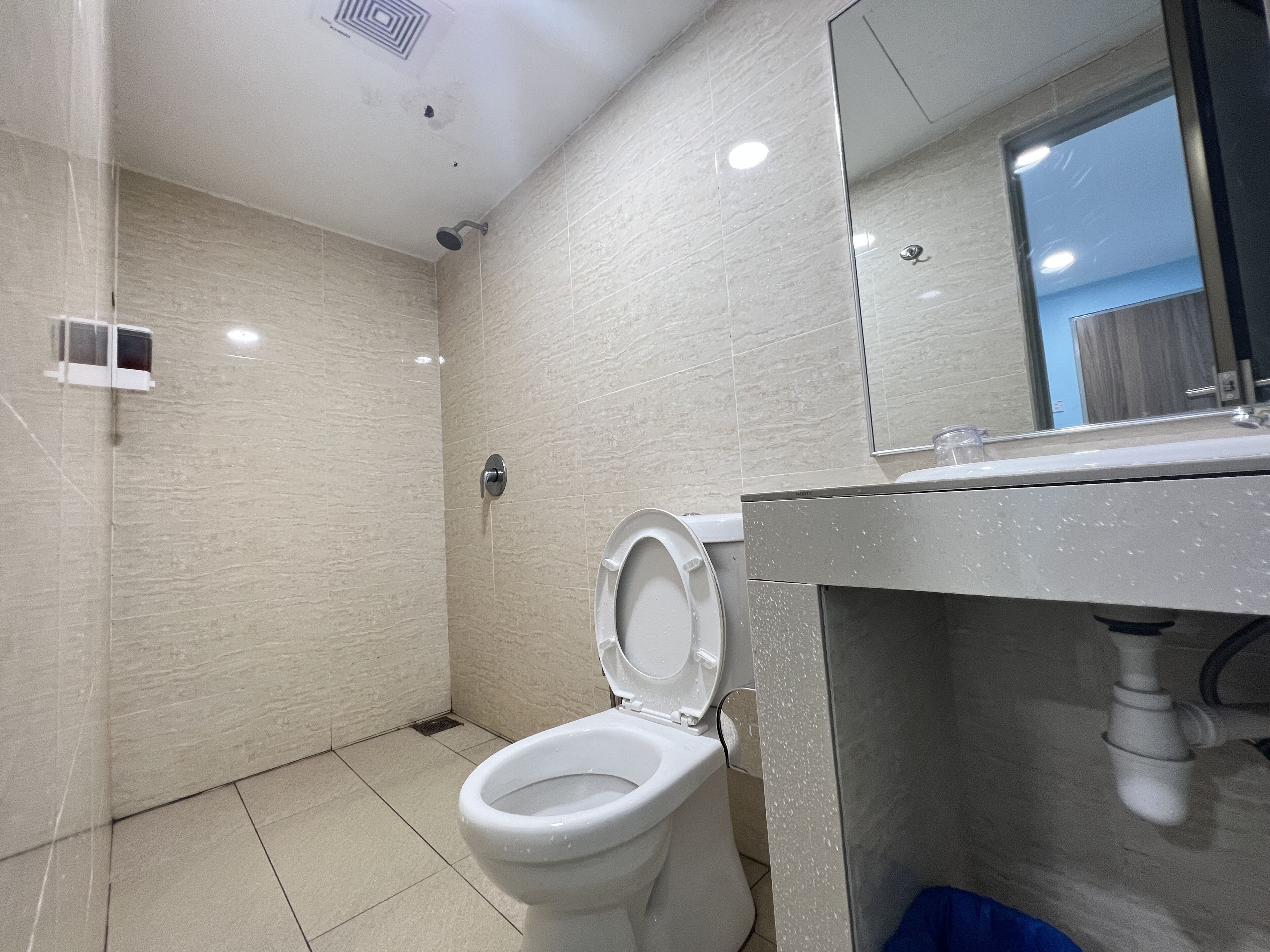 standard twin room | bathroom | shower, towels