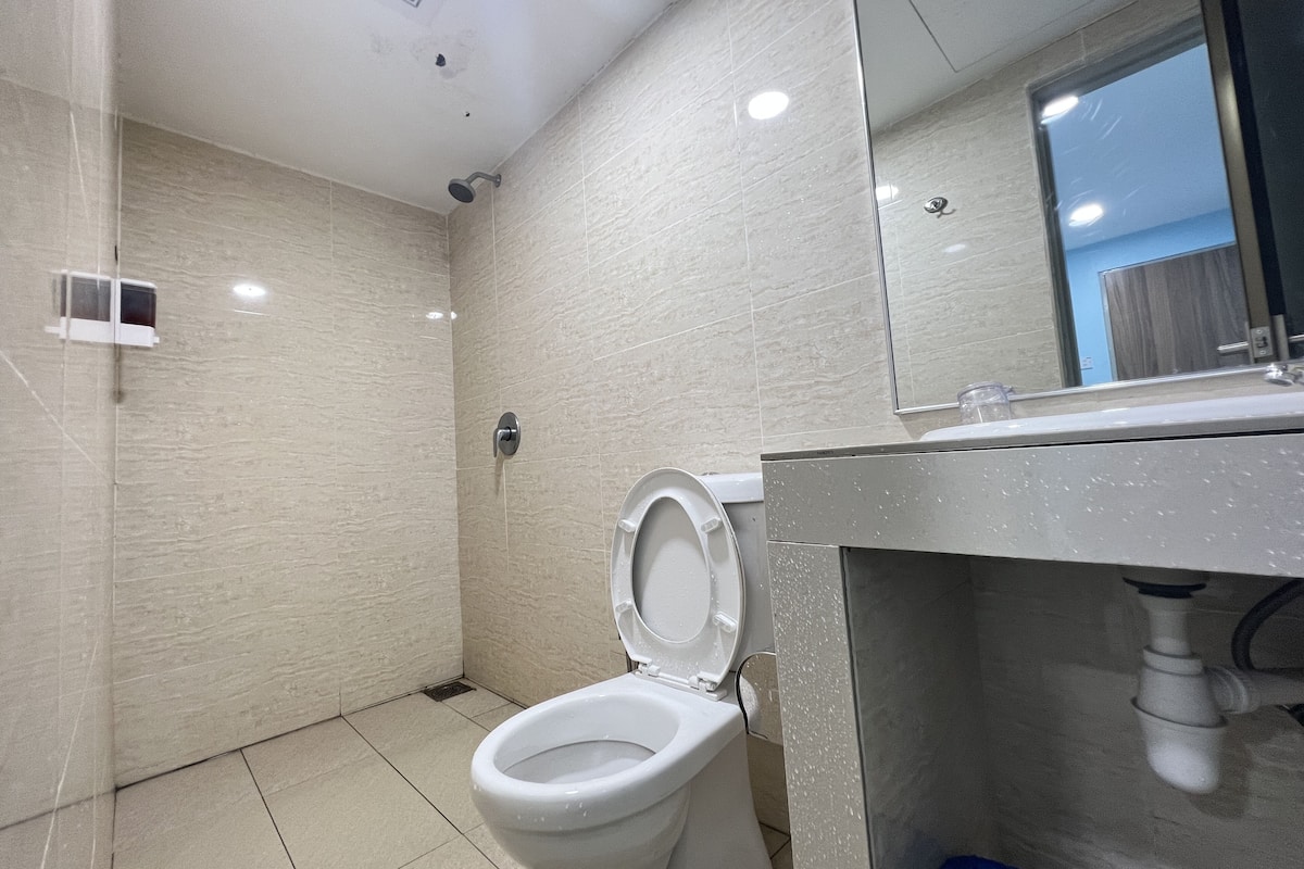 standard twin room | bathroom | shower, towels