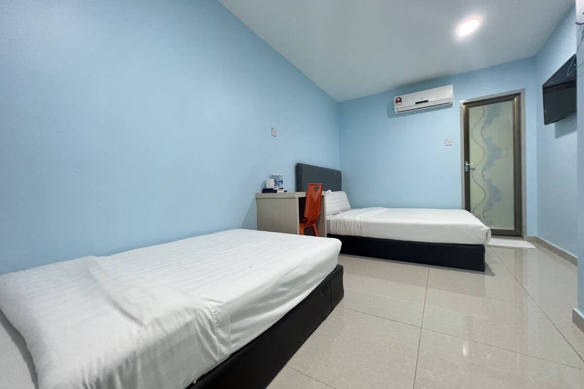 standard triple room | free wifi, bed sheets