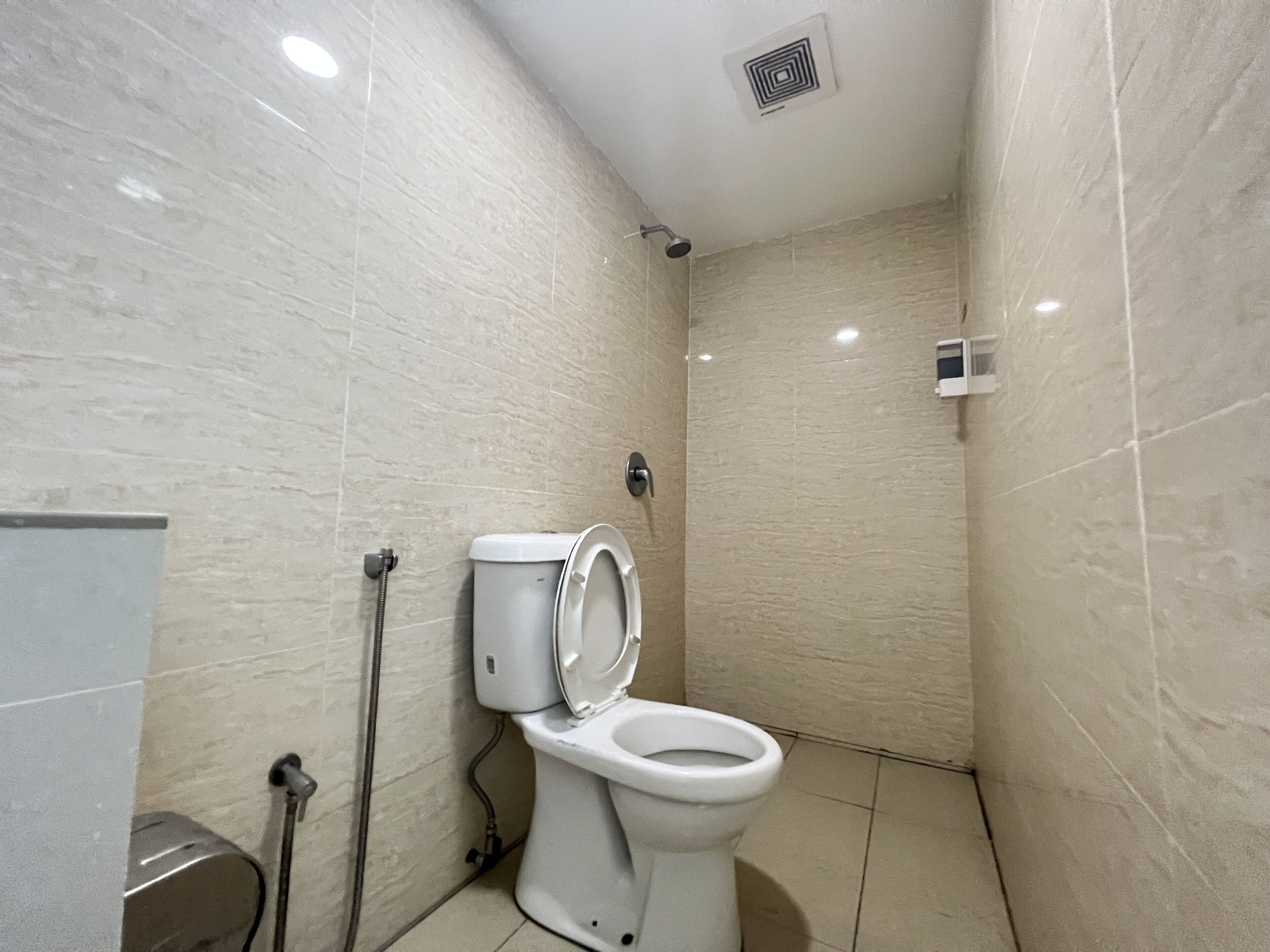 standard double room | bathroom | shower, towels