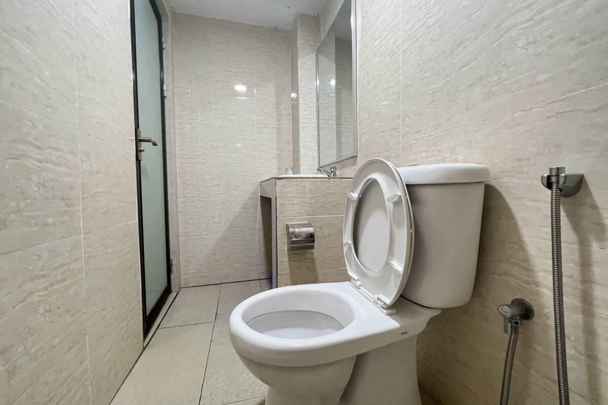 family suite | bathroom | shower, towels