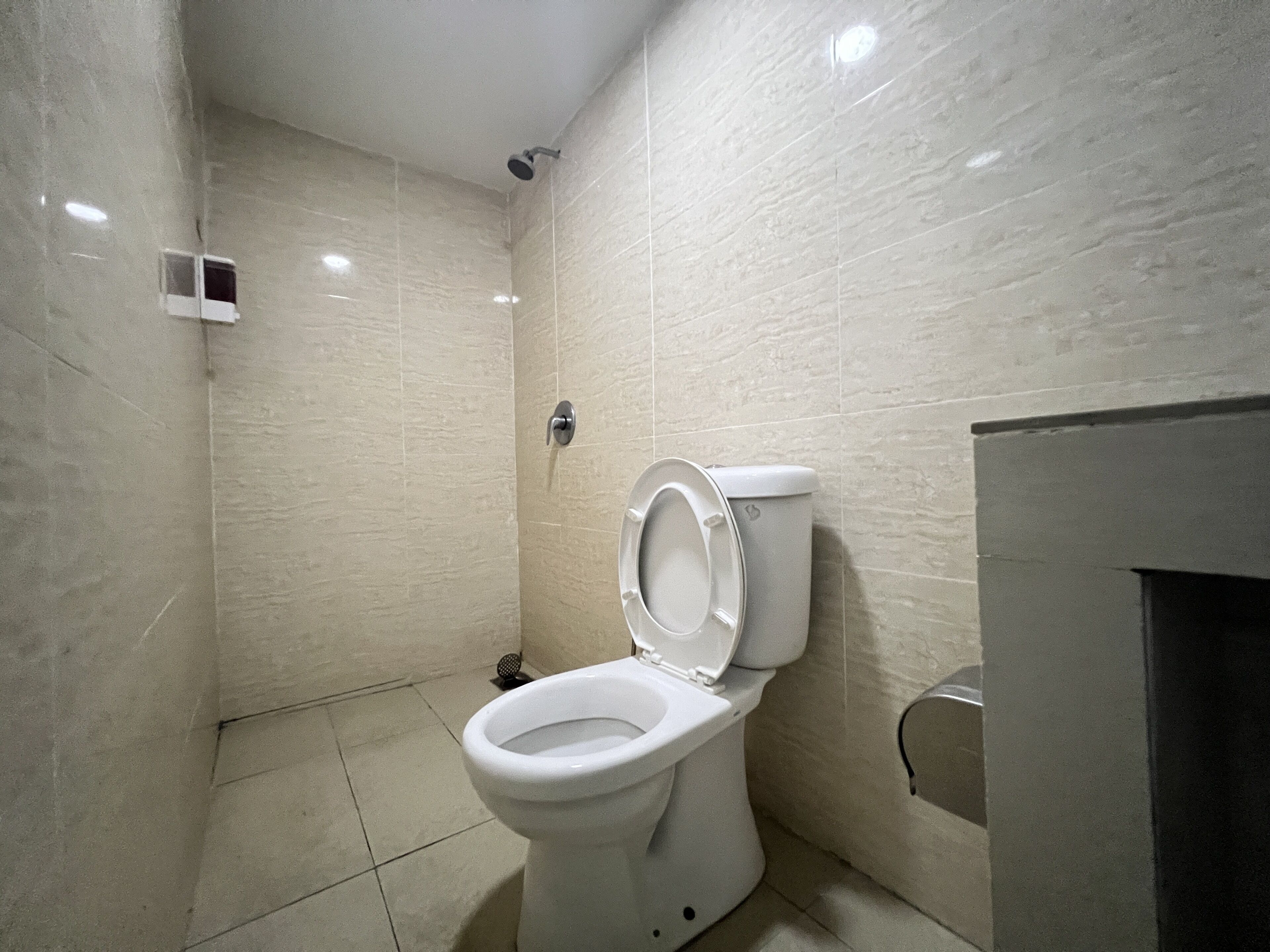 standard single room | bathroom | shower, towels