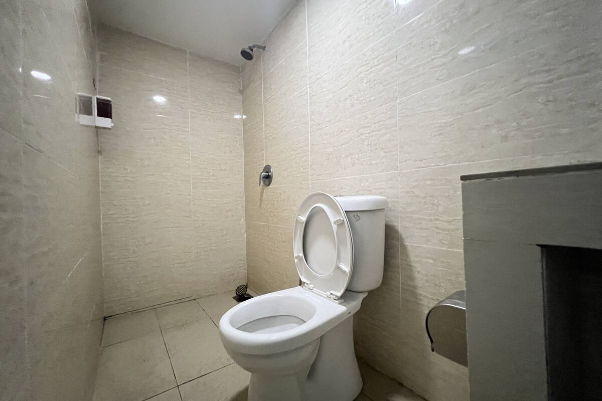 standard single room | bathroom | shower, towels