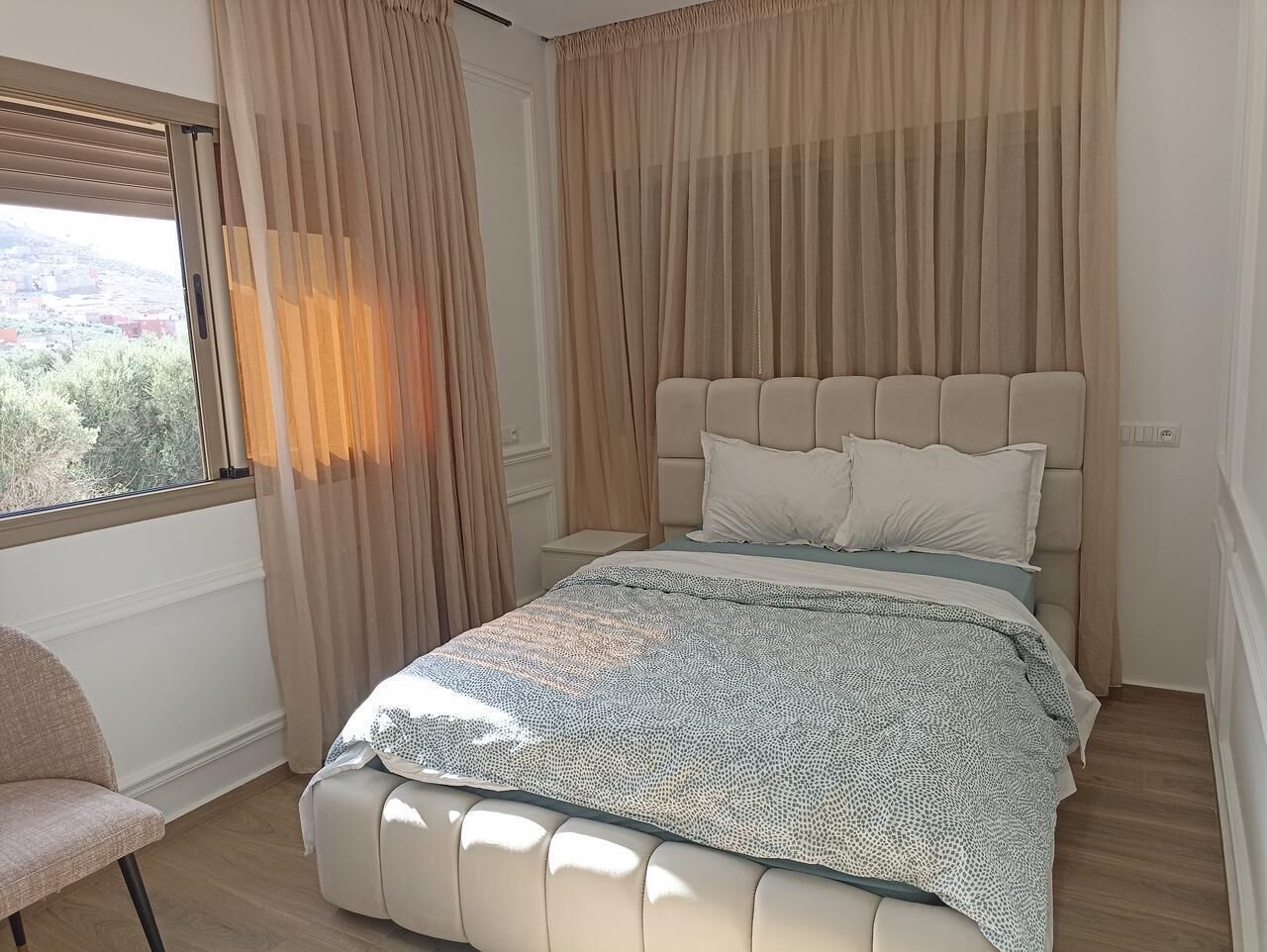 4 bedrooms, desk, iron/ironing board, travel cot