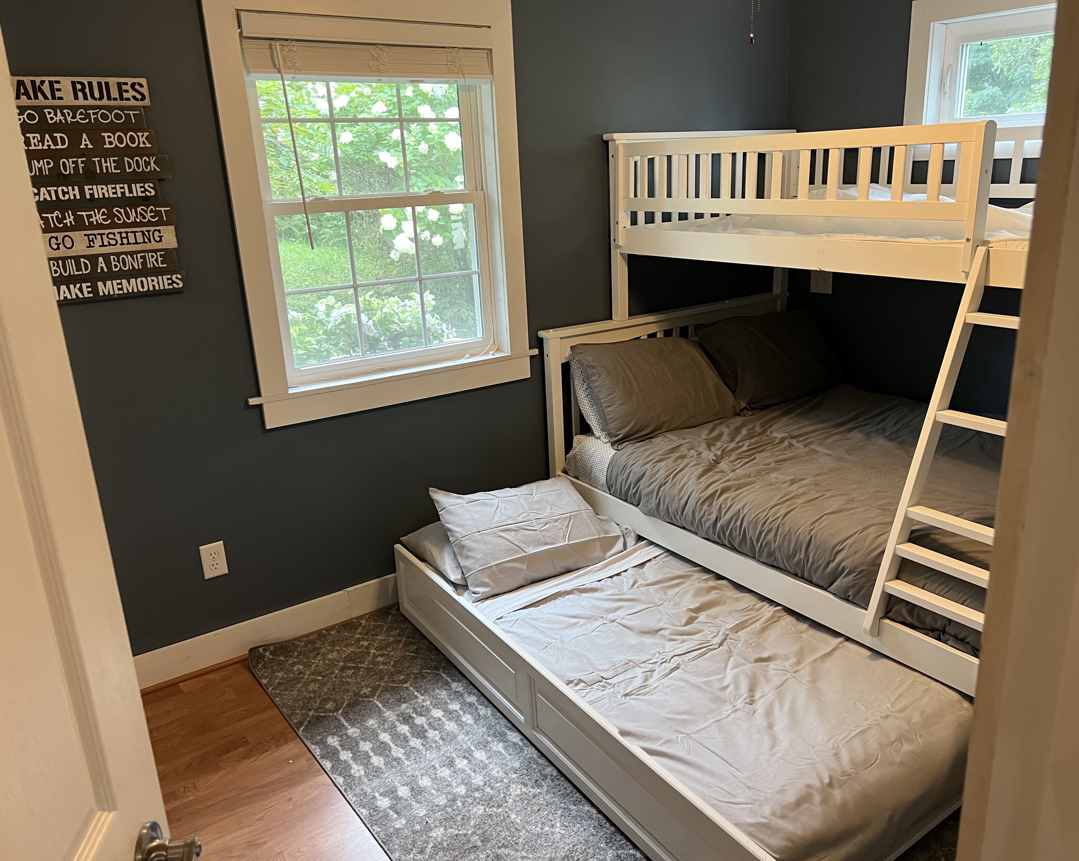 3 bedroom lake house & pool, only 35 min. to Wisconsin Dell and Cascade Mountain