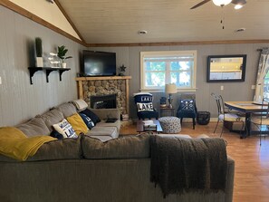 TV, fireplace, DVD player - 3 bedroom lake house & pool, only 35 min. to Wisconsin Dell and Cascade Mountain (Montello)