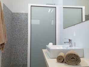 Premium appartement, 1 slaapkamer, terras, uitzicht op zee | Badkamer | Een douche, een regendouche, zeep, toiletpapier