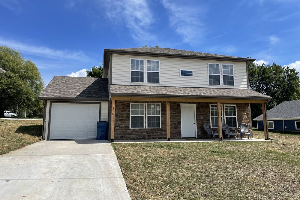 Spacious-Close to Everything-5 bedroom house
