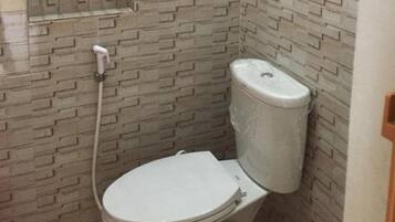 Shower, free toiletries, towels