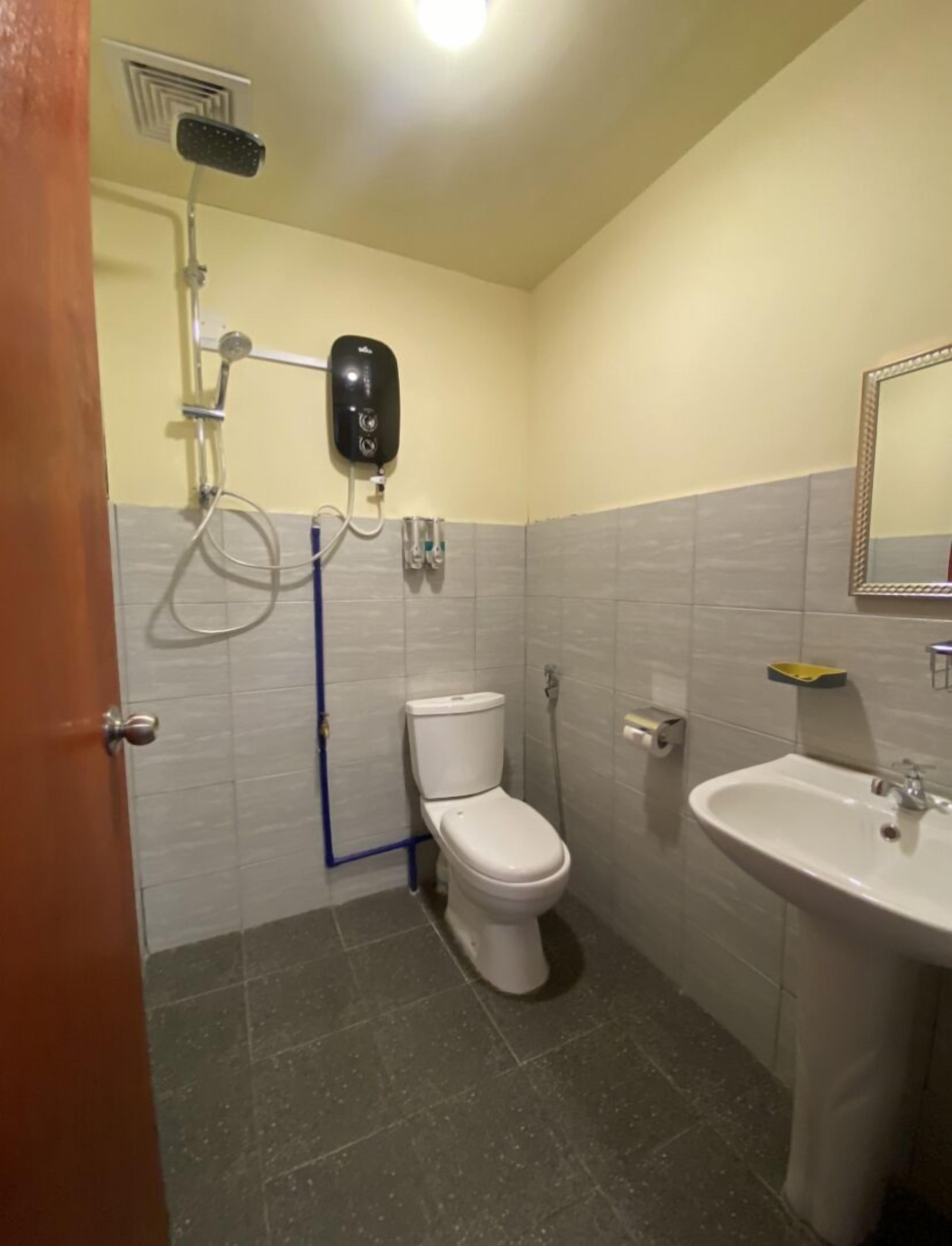 Shower, free toiletries, towels